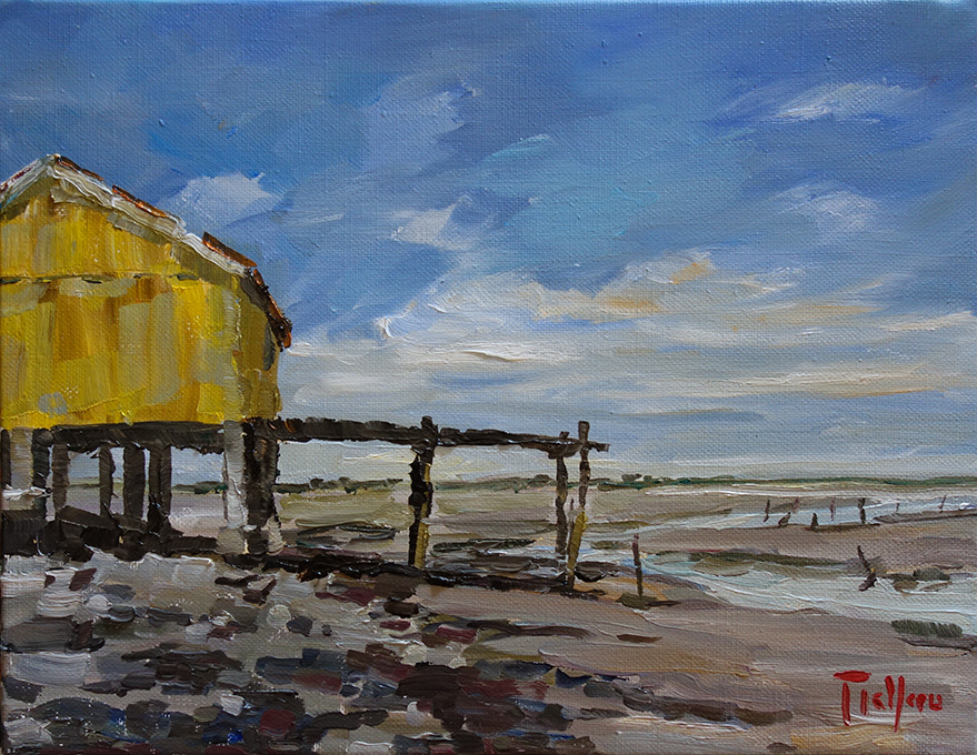Cabane jaune aux pilotis